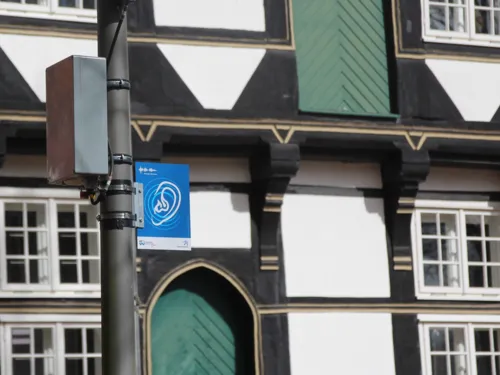 Eine Laterne mit einem Lautsprecher vor einem Fachwerkhaus